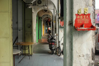 Georgetown, Penang, Malezya - Kasım 2012: Penang 'daki George Town' un dünya mirası bölgesinde eski dükkanlar ve türbelerle dolu bir sokak.