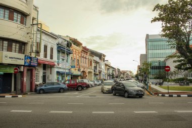 Georgetown, Penang, Malezya - Kasım 2012: Georgetown, Penang 'daki eski bölgede klasik mimarisi olan bir yolda trafik.