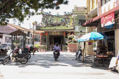 Georgetown, Penang, Malezya - Kasım 2012: Georgetown, Penang 'daki antik bir Çin tapınağına giden bir sokak.
