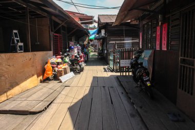 Georgetown, Penang, Malezya - Kasım 2012: George Town 'daki bir sahil köyünün geleneksel stilt evlerinde ahşap bir yürüyüş yolu.