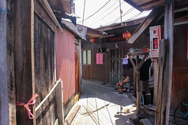 Georgetown, Penang, Malezya - Kasım 2012: George Town 'daki bir sahil köyünün geleneksel stilt evlerinde ahşap bir yürüyüş yolu.