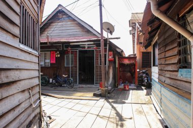 Georgetown, Penang, Malezya - Kasım 2012: George Town 'daki bir sahil köyünün geleneksel stilt evlerinde ahşap bir yürüyüş yolu.