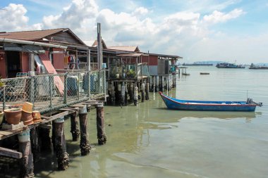 Georgetown, Penang, Malezya - Kasım 2012: George Town 'daki bir deniz kenarı köyünün Klanı' ndaki geleneksel stilt evler.