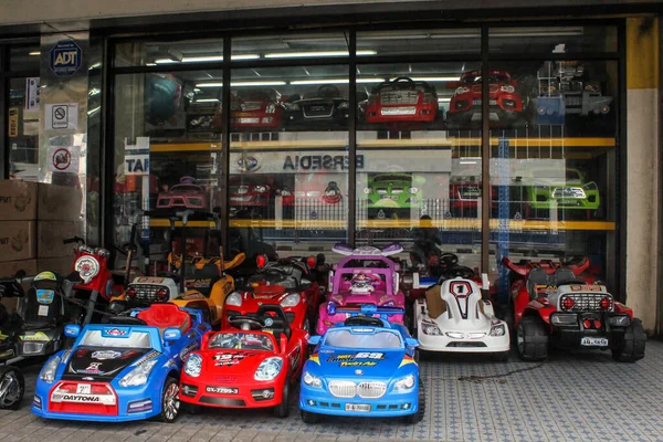 マレーシアのペナン州ジョージタウン2012年11月 店外販売のためのディスプレイ上のカラフルなデザイナーおもちゃの車 — ストック写真