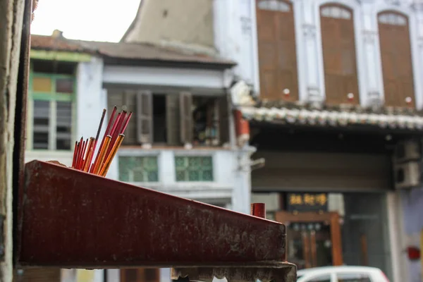 マレーシアのペナン州ジョージタウン 2012年11月 ペナン州ジョージタウンのヴィンテージの遺産通りにある道端の中国の神社で香 — ストック写真