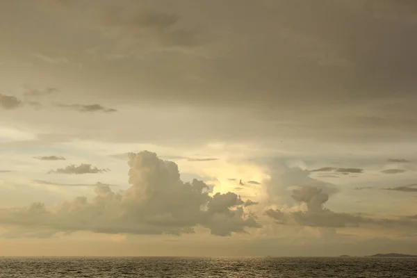 Uma Vista Mar Nuvens Noturnas Largo Costa Georgetown Ilha Penang — Fotografia de Stock