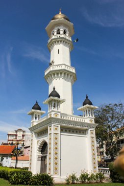 Georgetown, Penang, Malezya - Kasım 2012: Penang 'ın George Town kentindeki antik Kaptan Keling camiinin bir minaresi.