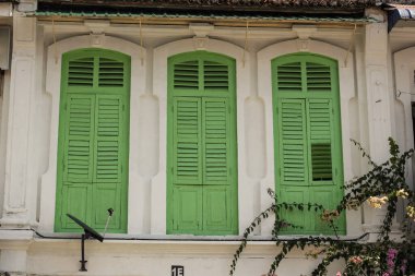 Georgetown, Penang, Malezya - Kasım 2012: Penang 'ın miras kasabasındaki eski bir binanın dış cephesinde güzel kemerli pencereler.