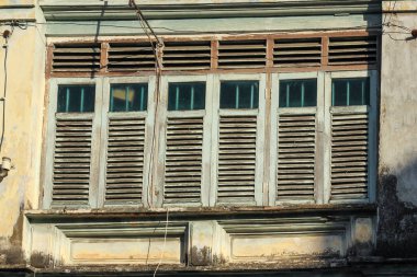 Georgetown, Penang, Malezya - Kasım 2012: Penang 'daki eski bir klasik mağaza evinin dikdörtgen ahşap pencerelerinin ayrıntıları.