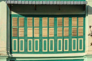 Georgetown, Penang, Malezya - Kasım 2012: Penang 'daki eski bir klasik mağaza evinin dikdörtgen ahşap pencerelerinin ayrıntıları.