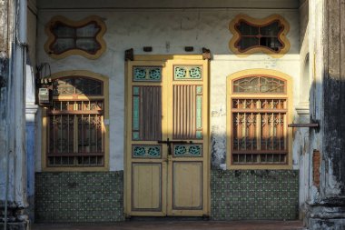 Georgetown, Penang, Malezya - Kasım 2012: Penang 'ın miras kasabasındaki geleneksel bir evin kapısı ve pencereleri.