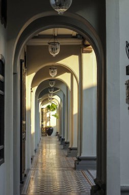 Georgetown, Penang, Malezya - Kasım 2012: Penang 'ın Georgetown kentindeki eski bir sömürge binasındaki sütunlu bir koridorun kemerleri.