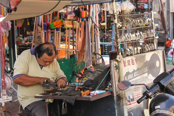 マレーシアのペナン州ジョージタウン2012年11月 市場通りの道端でのワークショップで働く男 — ストック写真