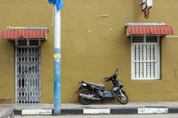 Джорджтаун Пенанг Малайзия Ноябрь 2012 Года Мотоцикл Припаркованный Стенами Дома — стоковое фото