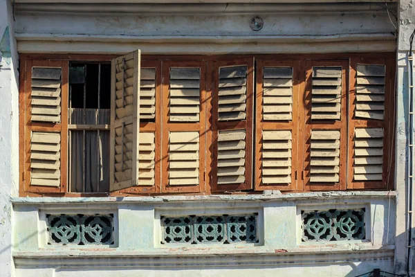 Georgetown Penang Malaysia November 2012 Detail Der Braunen Rechteckigen Holzfenster — Stockfoto