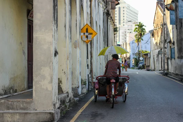 Джорджтаун Пенанг Малайзия Ноябрь 2012 Велоспорт Рикша Улице Выложенной Старинной — стоковое фото