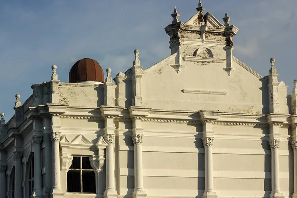 Fachada Exterior Una Antigua Iglesia Colonial Con Ventanas Góticas Ciudad —  Fotos de Stock