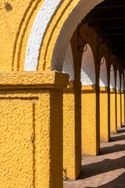 Goa 'daki Panjim şehrindeki Fontainhas' taki eski bir Portekiz döneminin sarı kemerlerinin ayrıntıları..