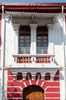 Panaji, Goa, Hindistan - Ocak 2023: Panjim 'in eski çeyreğinde kırmızı ve beyaz duvarları olan eski bir vintage binanın dış cephesi