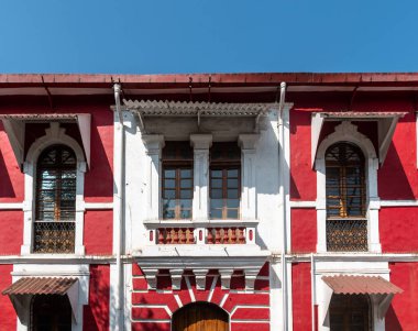Panjim, Goa, Hindistan - Ocak 2023: Panaji şehrinin Latin Mahallesi 'ndeki Fontainhas' ta bulunan eski bir Portekiz döneminin dış cephesi.