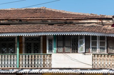 Panaji, Goa, Hindistan - Ocak 2023: Panjim şehrinin Latin mahallesinde fayanslı çatılı eski bir binanın dış cephesi.