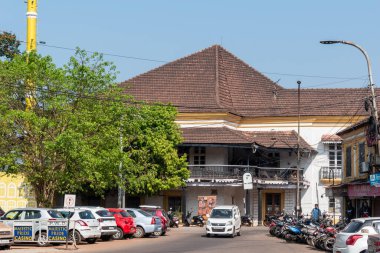 Panjim, Goa, Hindistan - Ocak 2023: Panaji şehrinde Fontainhas 'ta bir caddede fayanslı çatıları olan eski Portekiz dönemi mimarisi.