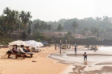 Candolim, Goa, Hindistan - Ocak 2023: Sinquerim 'deki Taj Fort Aguada tatil köyü manzaralı kalabalık bir plaj.