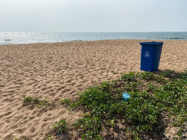 Candolim Goa Índia Janeiro 2023 Uma Lixeira Uma Praia Intocada — Fotografia de Stock