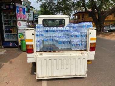 Candolim, Goa, Hindistan - Ocak 2023: Mineral su şişeleri Candolim kasabasında bir kamyonun arkasında taşındı.