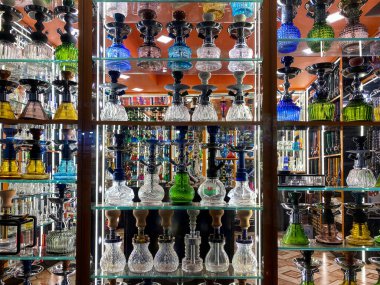 Candolim, Goa, Hindistan - Ocak 2023: Candolim pazarında renkli hookahlar satan bir dükkan.