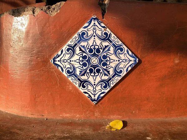 Candolim Goa Indie Leden 2023 Ročník Mozaiky Dlaždice Lavičce Červeném — Stock fotografie