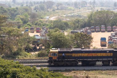 Hassan, Karnataka, Hindistan - 9 Ocak 2023: Bir kasabanın yeşil mahallesinden geçen trenin hava görüntüsü.