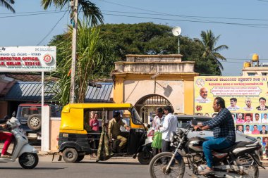 Belur, Karnataka, Hindistan - 9 Ocak 2023: Tarihi turizm kenti Belur 'da kalabalık bir sokakta trafik.