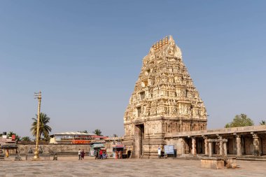 Belur, Karnataka, Hindistan - 9 Ocak 2023: Karnataka Belur kasabasındaki tarihi Chennakeshava tapınağının gopuram kulesi.