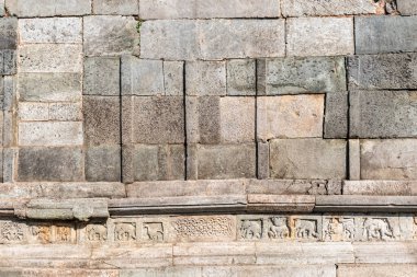 Belur 'daki antik Chennakeshava tapınağındaki yıpranmış taş duvar ve süslü fil oymalarının ayrıntıları..