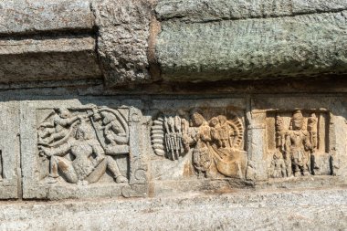 Belur 'daki antik Chennakeshava tapınağının duvarına mitolojik figürlerin harabe oymaları..