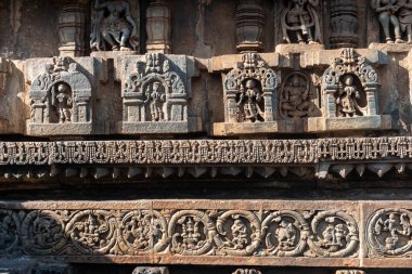 Belur, Karnataka 'daki antik Chennakeshava Tapınağı' nın duvarına güzel karmaşık şekiller ve heykelcikler kazınmış..