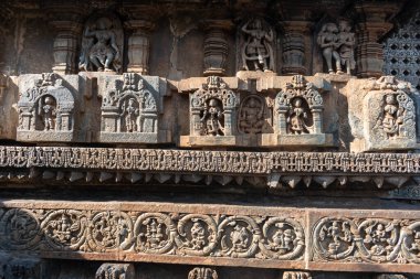 Belur, Karnataka 'daki antik Chennakeshava Tapınağı' nın duvarına güzel karmaşık şekiller ve heykelcikler kazınmış..