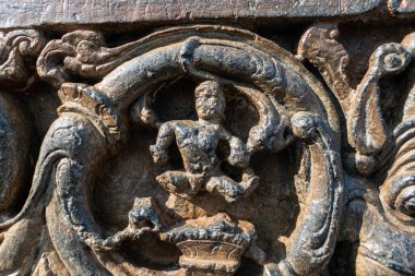 Belur, Karnataka 'daki antik Chennakeshava Tapınağı' nın duvarına güzel karmaşık şekiller ve heykelcikler kazınmış..