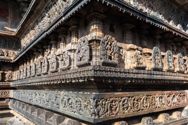 Karnataka Belur 'daki antik Chennakeshava Tapınağı' nın duvarlarına süslemeler.
