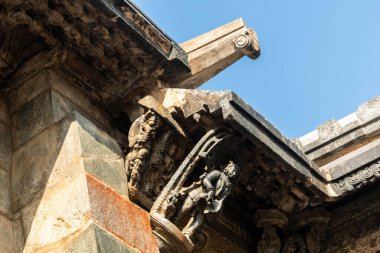 Belur 'daki antik Chennakeshava tapınağının duvarına güzel bir heykel oyması..
