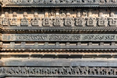 Belur, Karnataka 'daki antik Chennakeshava Tapınağı' nın duvarına güzel karmaşık şekiller ve heykelcikler kazınmış..