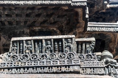 Belur, Karnataka 'daki antik Chennakeshava Tapınağı' nın duvarına güzel karmaşık şekiller ve heykelcikler kazınmış..