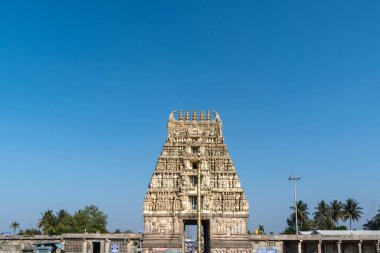 Belur, Karnataka, Hindistan - 9 Ocak 2023: Karnataka Belur kasabasındaki tarihi Chennakeshava tapınağının gopuram kulesi.