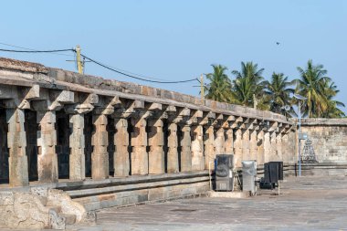 Belur, Karnataka, Hindistan - 9 Ocak 2023: Belur 'daki antik Chennakeshava tapınağında uzun bir sıra taş sütun.