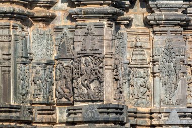 Belur, Karnataka 'daki antik Hoysala döneminden kalma Chennakeshava tapınağındaki Hindu tanrılarının oymaları..
