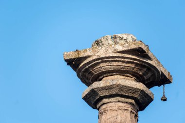 Belur, Karnataka 'daki antik Chennakeshava tapınağındaki taş sütunun ayrıntıları..