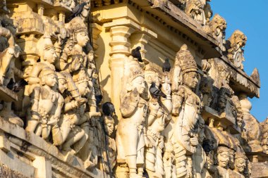 Belur, Karnataka 'daki Chennakeshava Tapınağı' nın gopuram kulesindeki Hindu tanrıları ve figürleri..
