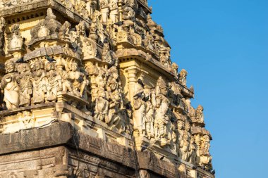 Belur, Karnataka 'daki Chennakeshava Tapınağı' nın gopuram kulesindeki Hindu tanrıları ve figürleri..