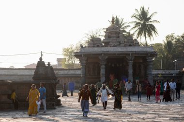 Belur, Karnataka, Hindistan - 9 Ocak 2023: Tarihi Chennakeshava Tapınağı kompleksinde büyük bir Hint turist kalabalığı.